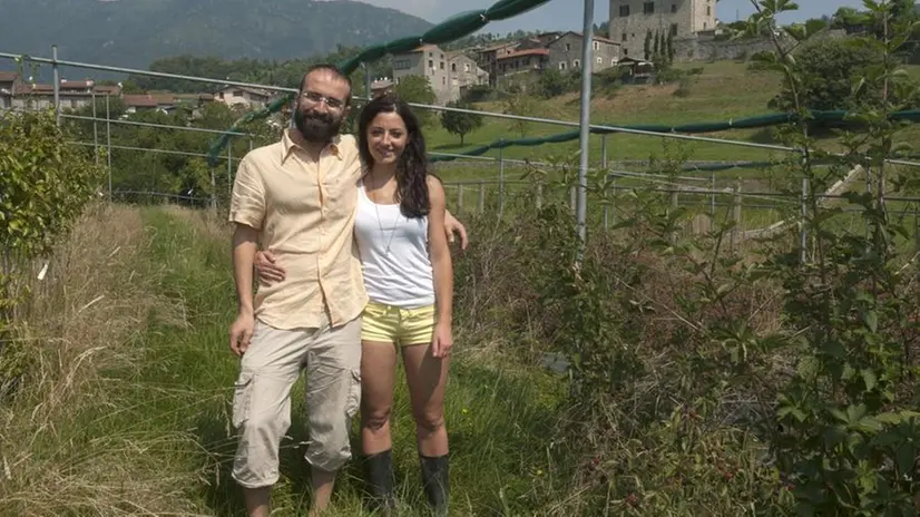 Nicolino e Beatrice nei campi dove coltivano frutta e verdura