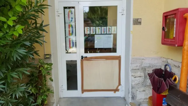 La porta d'ingresso del centro diurno preso di mira dai ladri