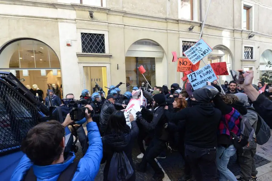 La manifestazione degli antagonisti