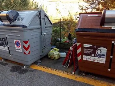 Rifiuti abbandonati in via Ischia