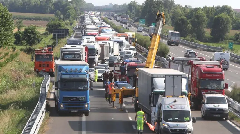 Schianto tra camion in A21