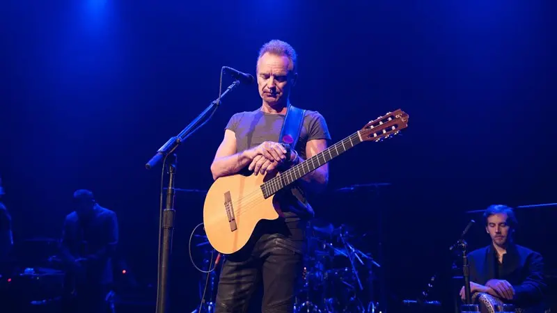 Sting durante il concerto al Bataclan ad un anno dalla strage