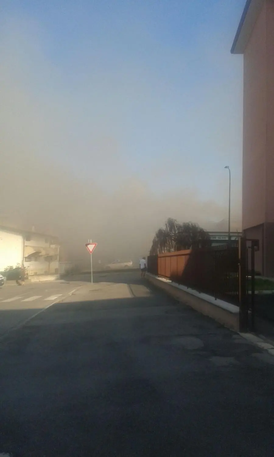 Negozio distrutto dalle fiamme a Desenzano