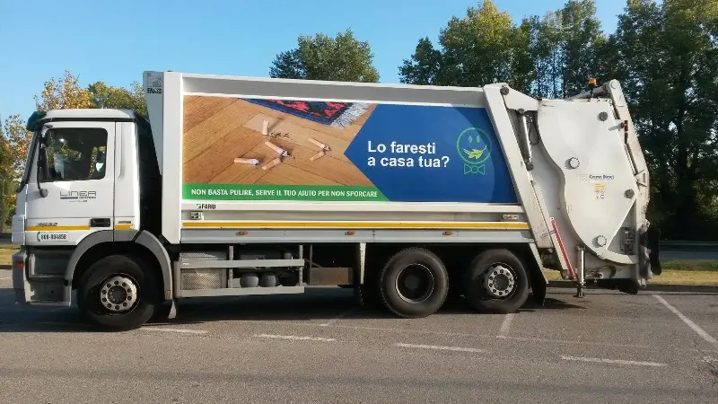 Mezzi di Lgh che riportano la campagna di sensibilizzazione