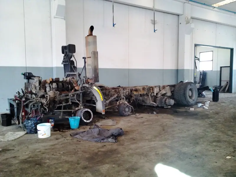 Betoniere fatte a pezzi nell'officina-bazar dei mezzi rubati