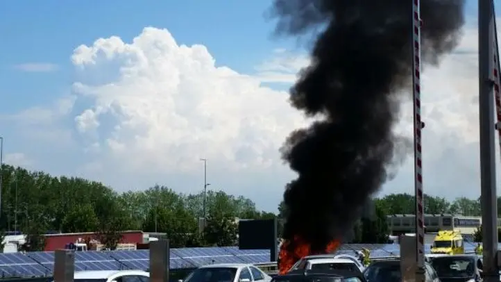 Auto in fiamme in A4