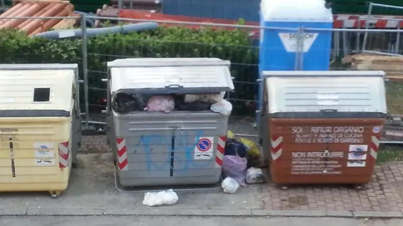 I rifiuti abbandonati in strada