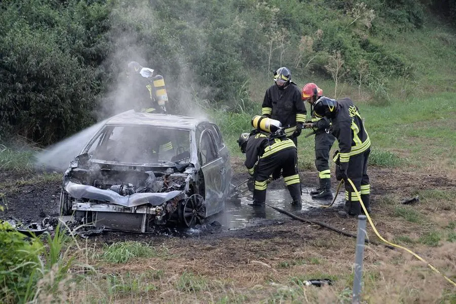 Auto in fiamme sulla A21