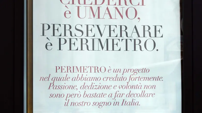Chiude Perimetro: il saluto (e l'arrivederci) in vetrina