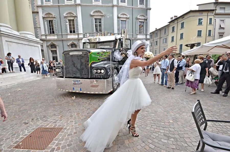 La sposa arriva col «bisonte della strada»