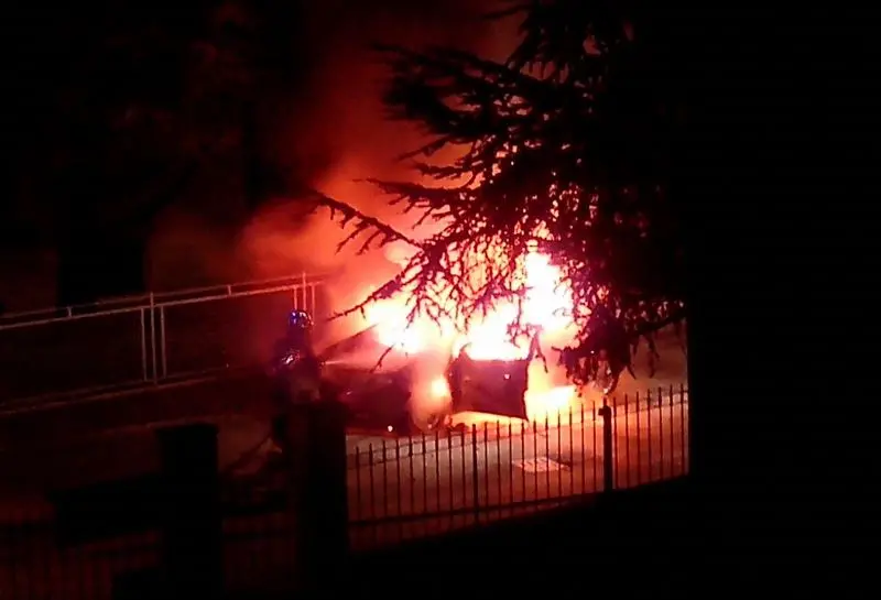 Auto in fiamme nella notte in via Anderloni