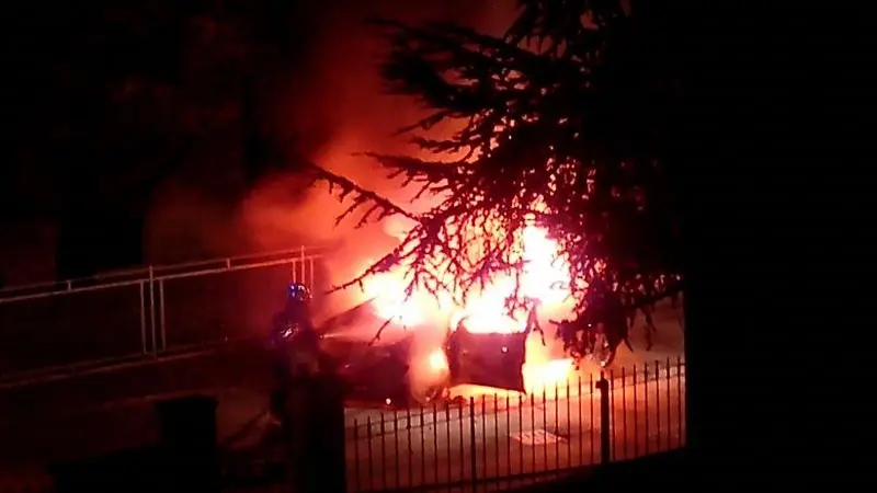 Auto in fiamme nella notte in via Anderloni
