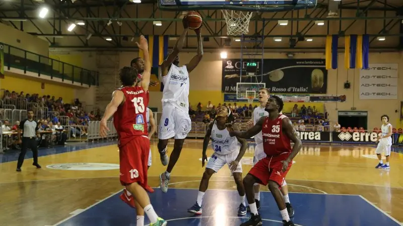 Lee Moore a canestro contro Pesaro