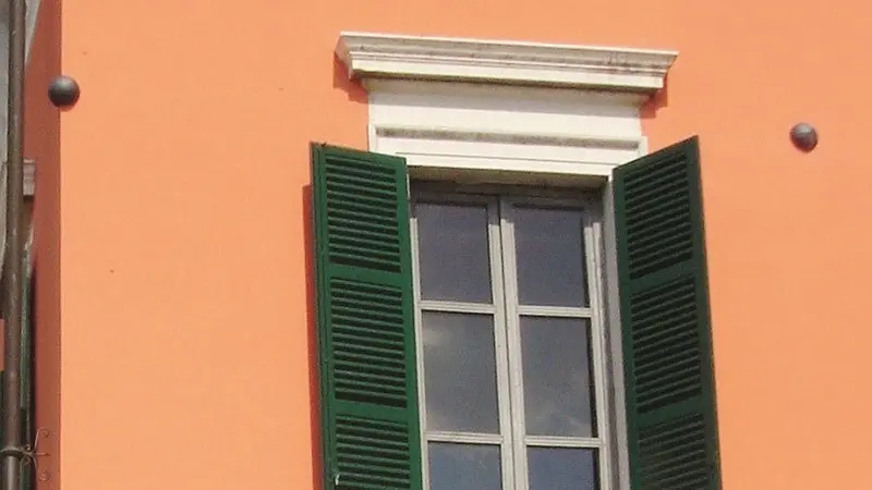 Due palle di cannone nel muro dell'ex municipio