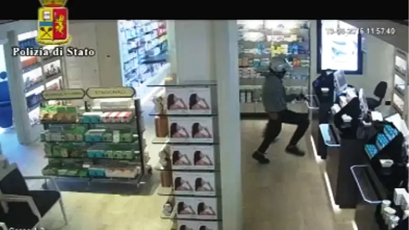 Rapinatore in azione, incastrato dalla videosorveglianza