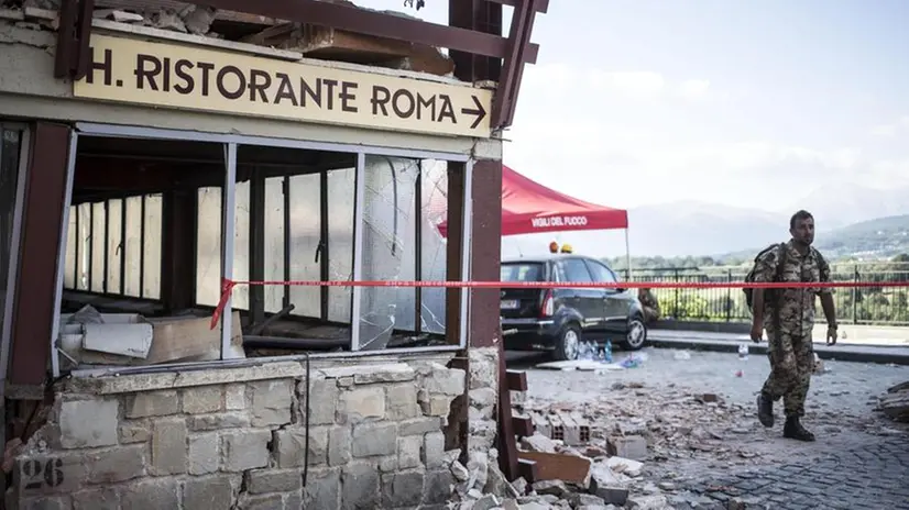 La facciata dell'hotel Roma ad Amatrice distrutta dal terremoto