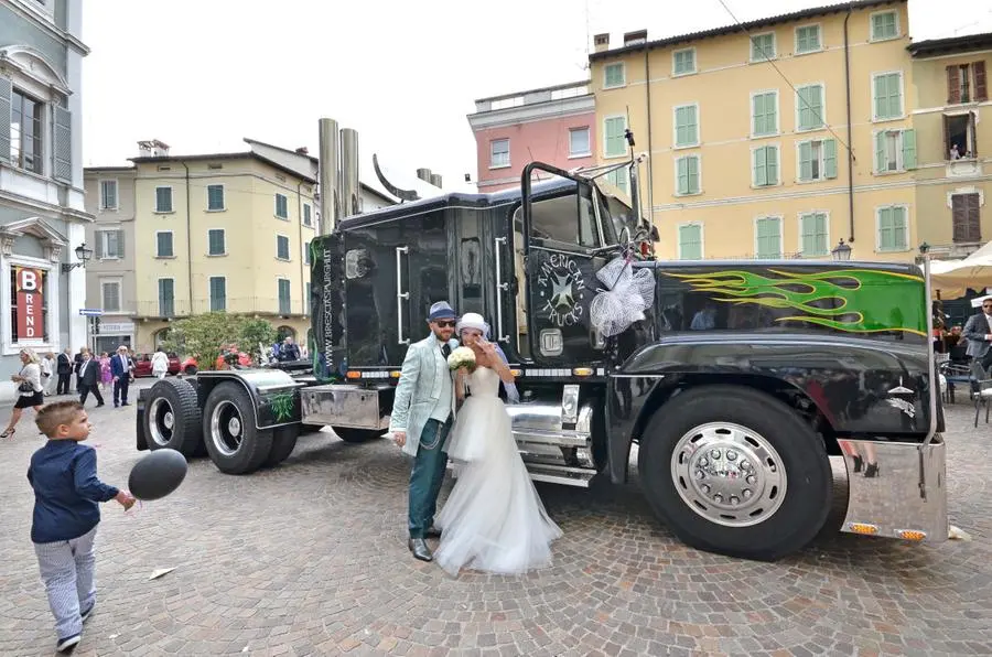 La sposa arriva col «bisonte della strada»