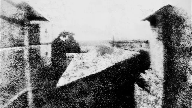 La prima foto della storia. Scattata da Joseph Nicéphore Niépce nel 1826 su Bitume di Giudea. Durata dell`esposizione: 8 ore.