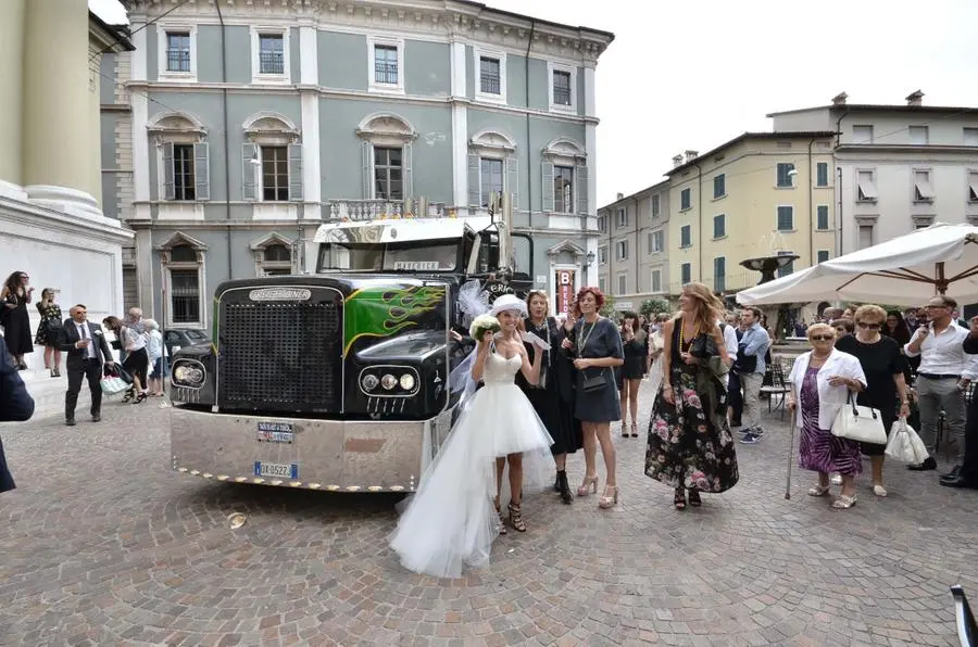 La sposa arriva col «bisonte della strada»