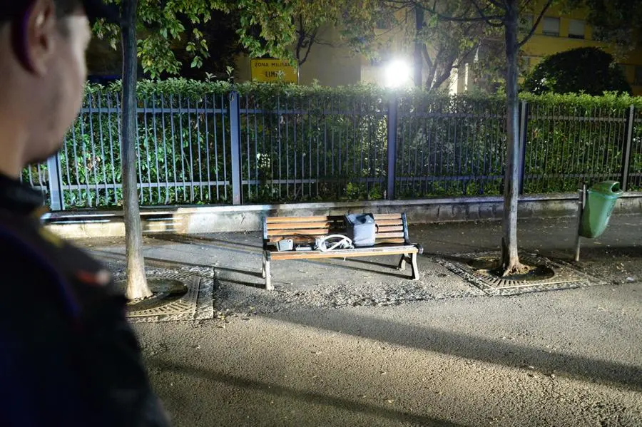 Lo zaino sospetto abbandonato su una panchina in via Milano
