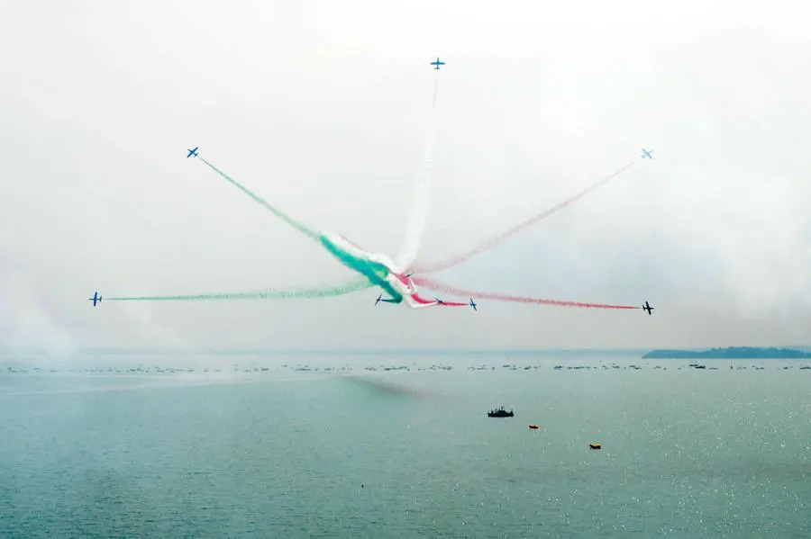 Frecce Tricolori, show per 100mila sul Garda