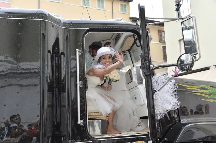 La sposa arriva col «bisonte della strada»