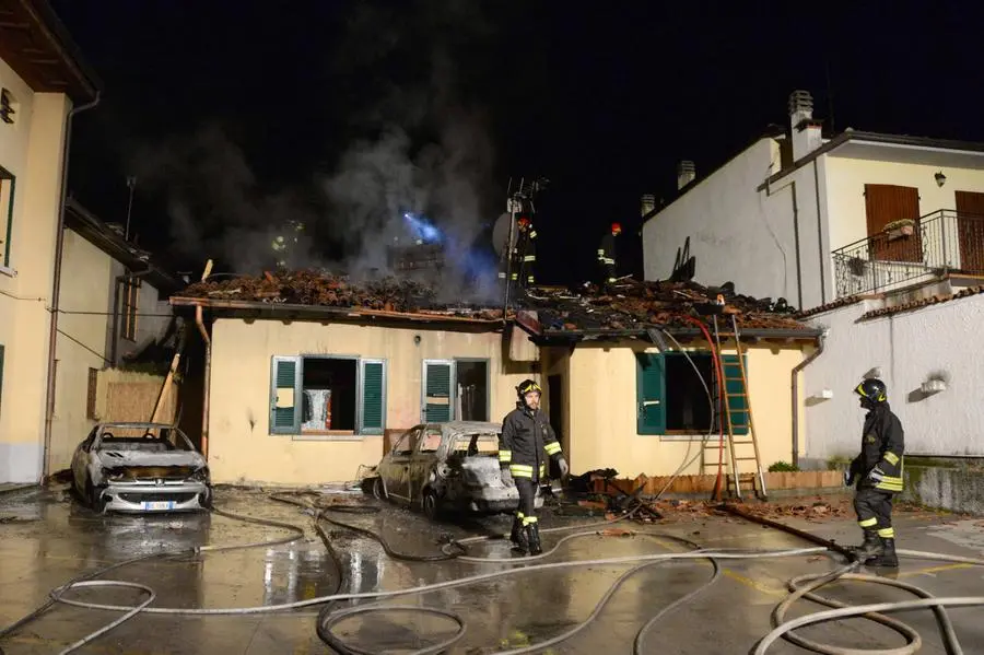 Nuvolera, lite finisce in fiamme