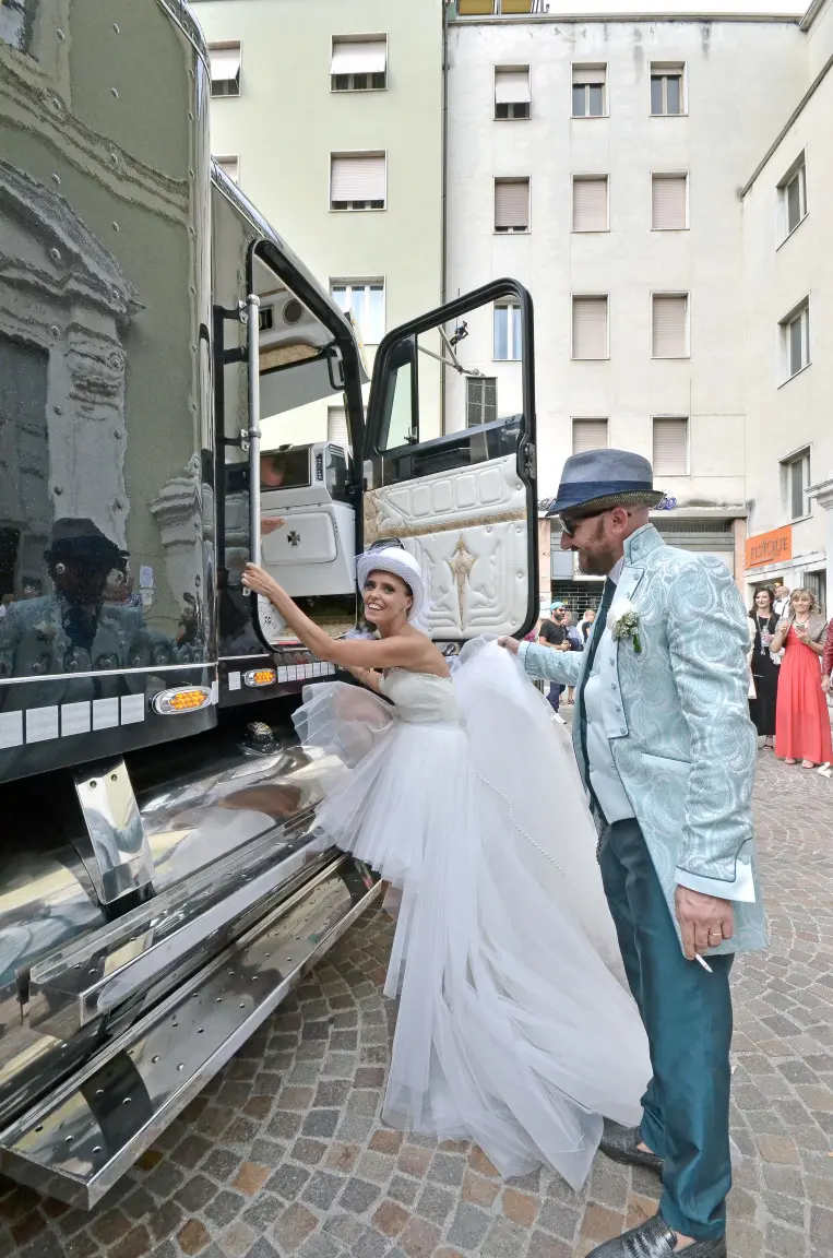 La sposa arriva col «bisonte della strada»