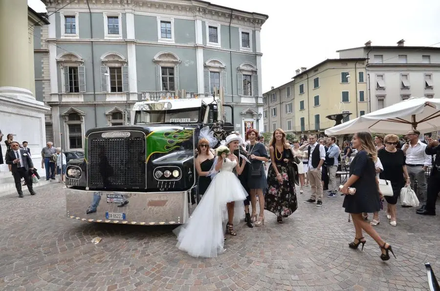 La sposa arriva col «bisonte della strada»