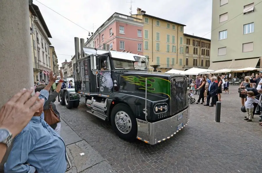 La sposa arriva col «bisonte della strada»