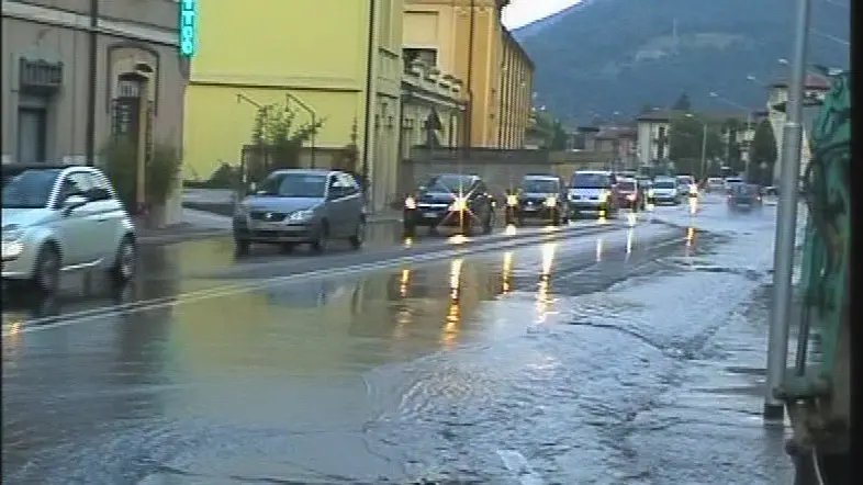 Salta la tubatura, provinciale allagata