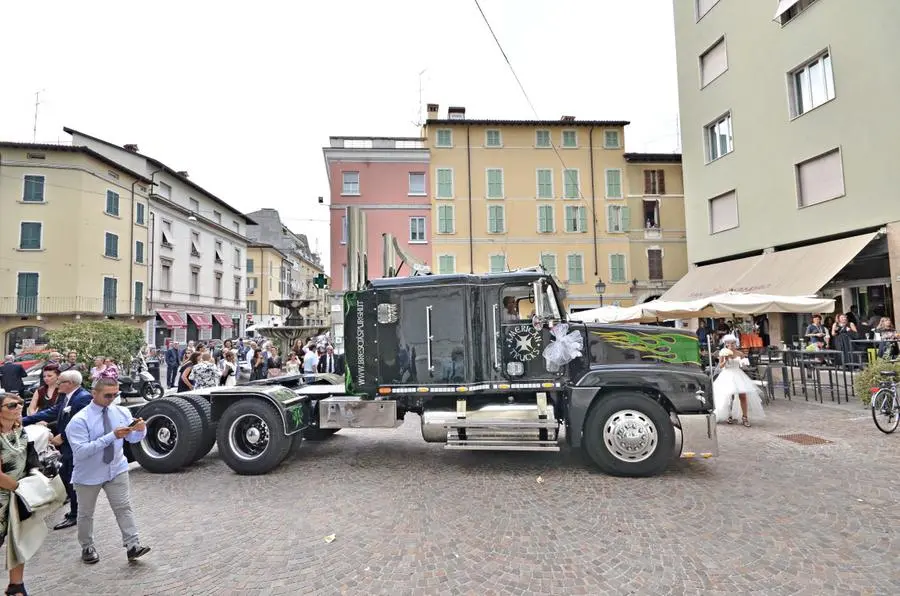 La sposa arriva col «bisonte della strada»