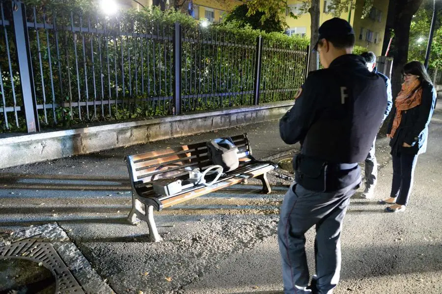 Lo zaino sospetto abbandonato su una panchina in via Milano