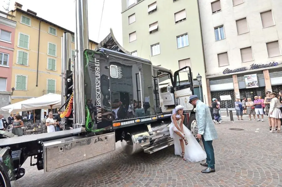 La sposa arriva col «bisonte della strada»