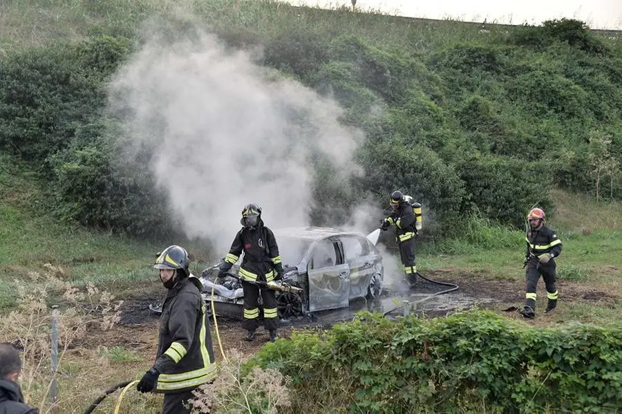 Auto in fiamme sulla A21