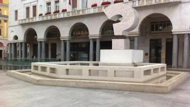 Domandone: cosa arriverà in piazza Vittoria? Il fotomontaggio è di Gabriele Fostini