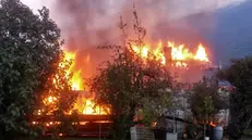 La casa distrutta dalle fiamme a Gianico