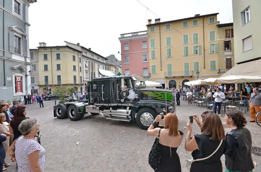 La sposa arriva col «bisonte della strada»