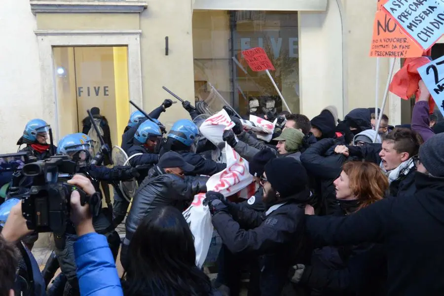 La manifestazione degli antagonisti