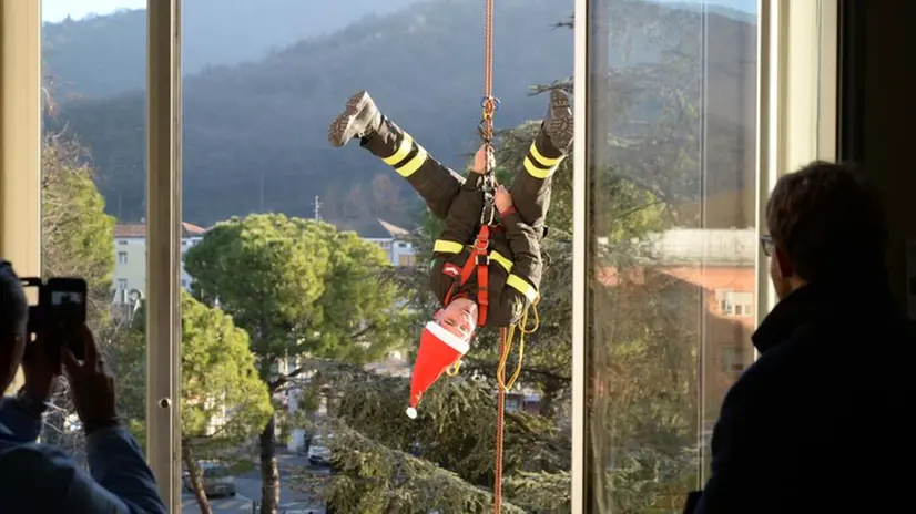 I Vigili del Fuoco aiutanti di Babbo Natale alla Pediatria del Civile