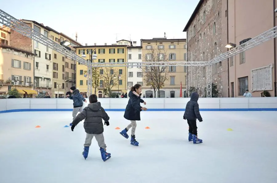 La pista di ghiaccio in largo Formentone