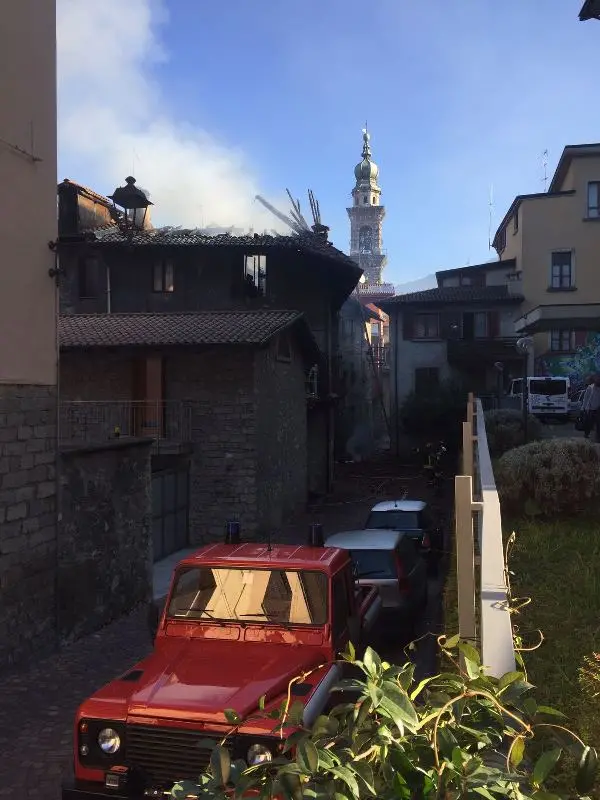 Fiamme in centro a Breno