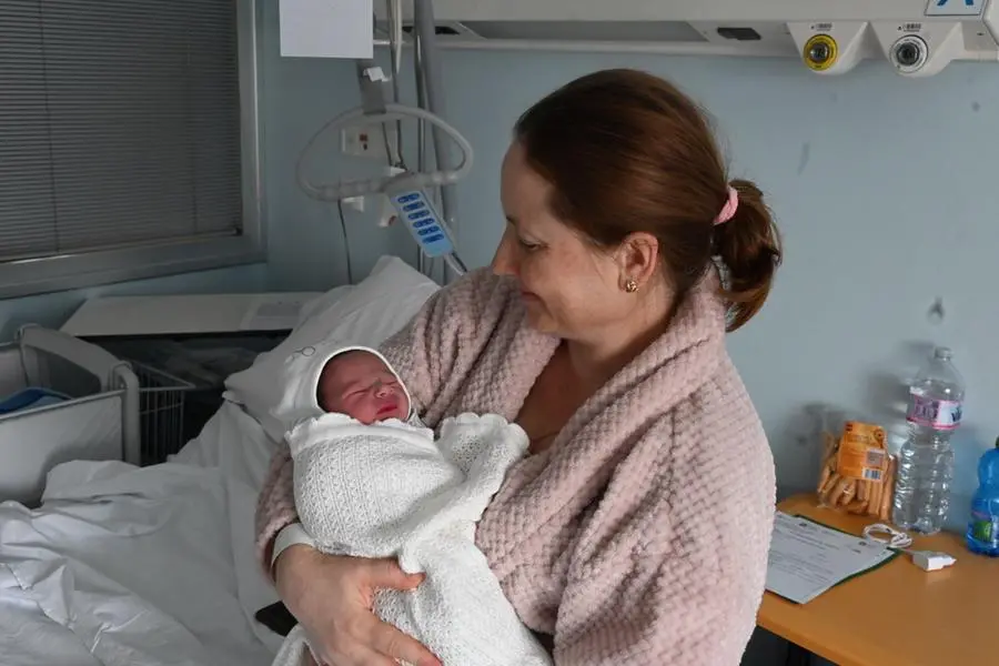 Nel lettino e in braccio alla mamma: Alexandru è il terzo nato del 2024 nel Bresciano