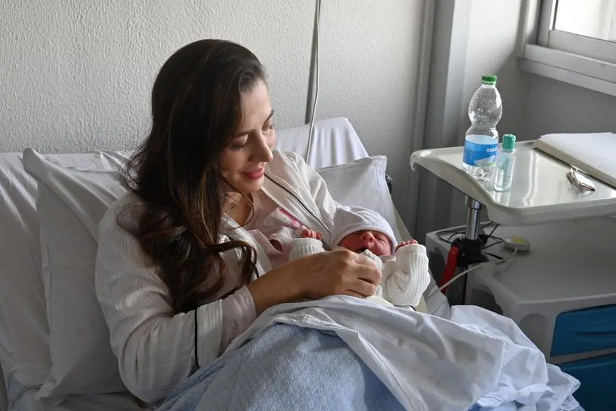 Esmeralda con la mamma: la neonata è la seconda nata del 2024 nel Bresciano