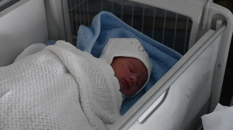 Nel lettino e in braccio alla mamma: Alexandru è il terzo nato del 2024 nel Bresciano
