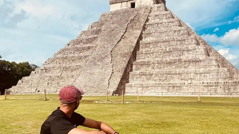 Andrea davanti alla piramide di Chichén Itza