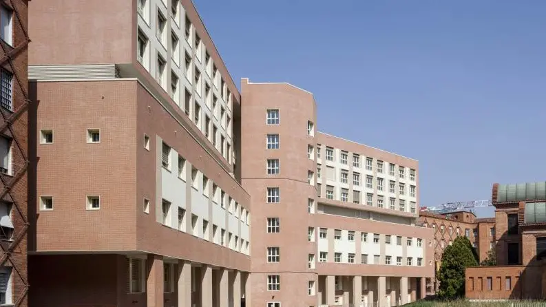 Il blocco della Scala 14 al Civile, alle spalle della chiesa interna, sede della maggior parte delle attività chirurgiche © www.giornaledibrescia.it