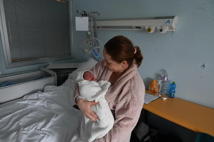 Nel lettino e in braccio alla mamma: Alexandru è il terzo nato del 2024 nel Bresciano