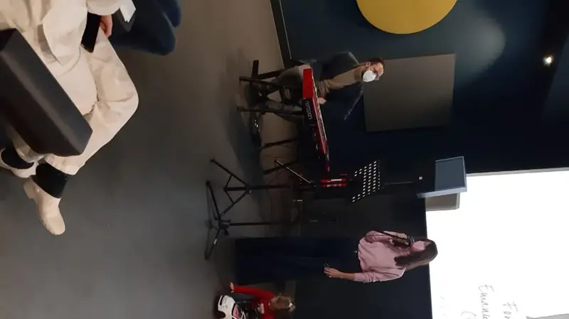 Ambra e Spiderman in visita ai piccoli pazienti del Civile