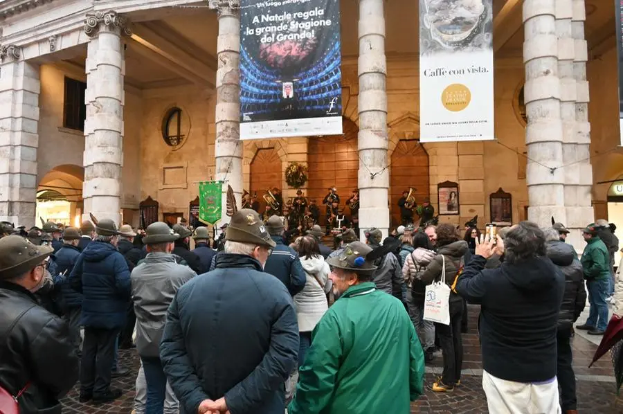 Gli auguri in musica degli alpini nel centro di Brescia